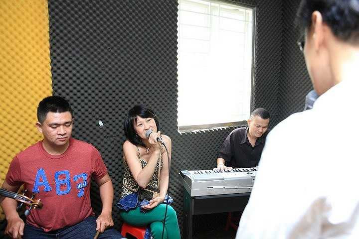 Thanh Long Bass cũng song ca cùng Hồng Hạnh ca khúc Mùa thu cho em (Ngô Thụy Miên). 