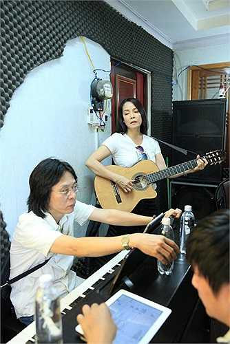 Trong Đêm tình ca, tiếng hát trong vút của nữ ca sỹ Ánh Tuyết sẽ mang đến vẻ đẹp lãng mạn, bay bổng với ca khúc Niệm khúc cuối và Paris có gì lạ không em của nhạc sĩ Ngô Thuỵ Miên. 