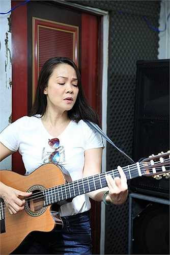 Quang Linh, tiếng hát được khán giả đặc biệt yêu mến sẽ làm hai tình khúc của Anh Bằng là Hoa học trò và Sầu lẻ bóng càng thêm ngọt ngào, da diết hơn.