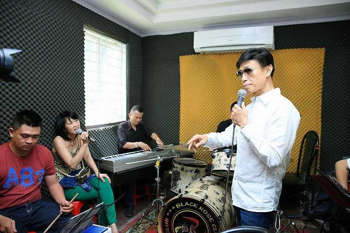 Có lẽ vì gia đình của anh vốn người gốc Bắc nên khi anh hát Nỗi lòng người đi (Anh Bằng), từng ca từ dường như càng đầy xúc cảm hơn. 