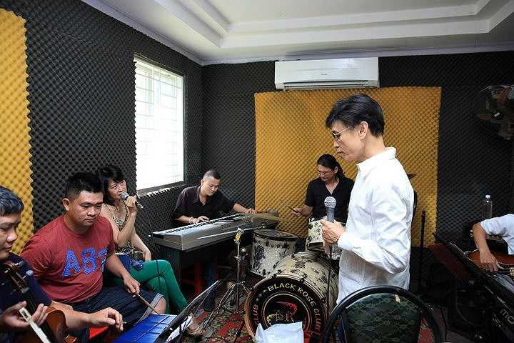 Khi nhắc đến Riêng một góc trời (Ngô Thuỵ Miên), không thể thiếu tiếng hát Tuấn Ngọc, bởi nhạc sĩ Ngô Thụy Miên từng nói 'Tuấn Ngọc hát bài đó tới lắm!'.