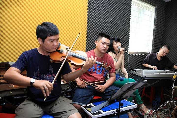 Đây cũng là lần đầu tiên anh xuất hiện trong chương trình 'Tình khúc vượt thời gian'. hứa hẹn sẽ mang đến thật nhiều điều đặc biệt đến với khán giả.