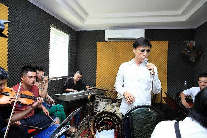 Hồng Hạnh là một trong những ca sĩ hàng đầu của nhạc nhẹ TP HCM đầu thập niên 90. 