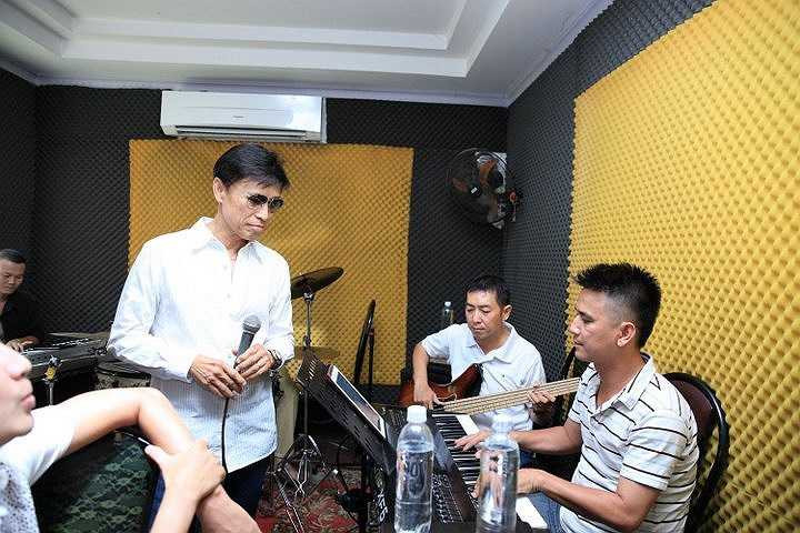 Chị từng tạo dấu ấn trong lòng khán giả với những tình khúc xưa và được mệnh danh là 'Người đàn bà xõa tóc hát tình ca'. 