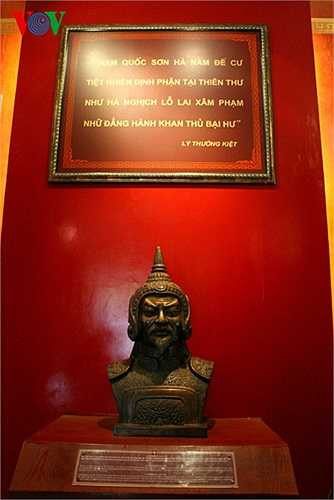 Lý Thường Kiệt và bài thơ 'Nam quốc sơn Hà nổi tiếng' trong cuộc kháng chiến chống quân Tống xâm lược năm 1075 - 1077. Đây là một chiến công oanh liệt mà nhà Lý đã làm vẻ vang cho nước nhà và làm cho quân Tàu khiếp sợ 