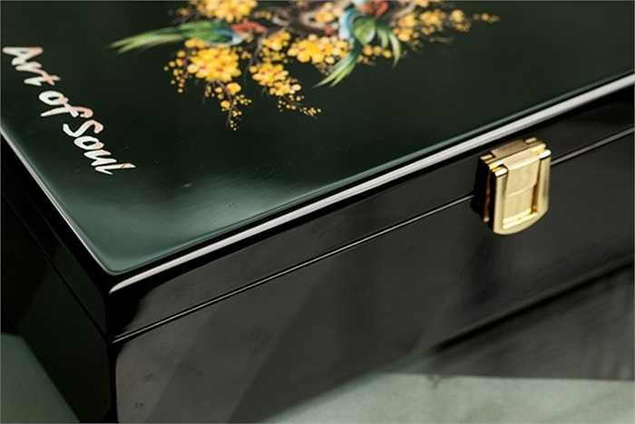 Những chiếc iPhone 5S chạm vàng thuộc bộ sưu tập Art Of Soul chế tác với số lượng chế. Giá mỗi chiếc lên đến 180 triệu đồng.