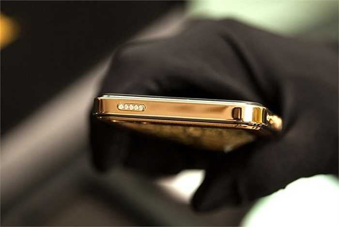 Các nút bấm bên hông được làm bằng vàng khối và đính kim cương tự nhiên.