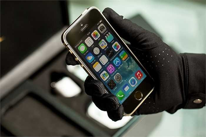 Cả các chi tiết nhỏ như cổng sạc và giắc cắm tai nghe cũng được làm từ vàng khối.