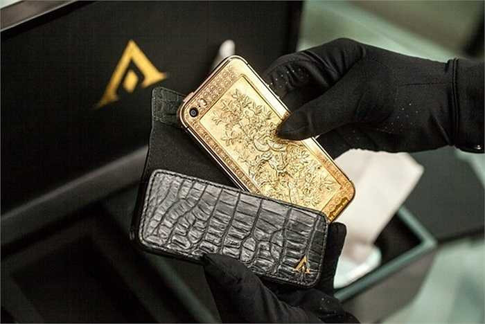 Ngoài các phụ kiện đi kèm của Apple, bộ sản phẩm cũng đi kèm 1 bao da bằng da cá sấu cao cấp.