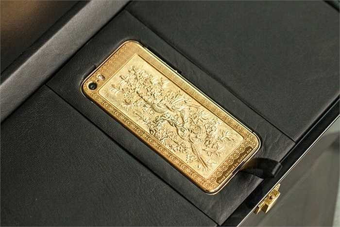 Sản phẩm được đặt trong hộp gỗ sơn mài sang trọng, với bức tranh chạm được vẽ thủ công bên trên mặt hộp.