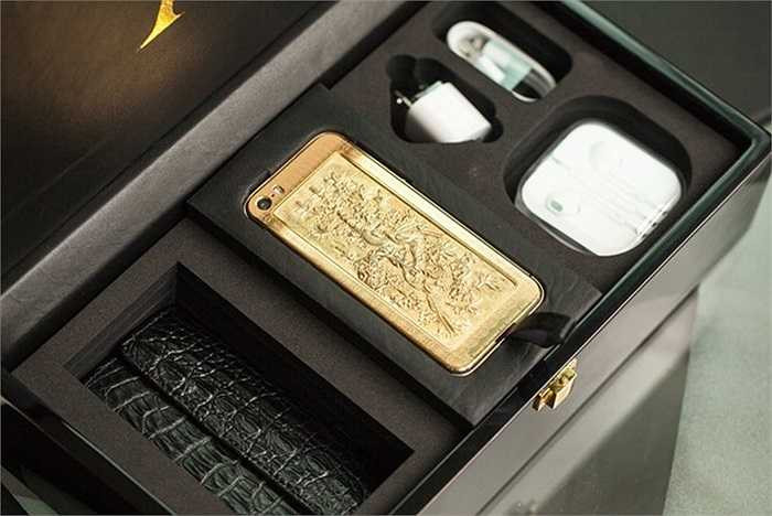 Mặt trong của hộp được bọc bằng da cừu Italia.