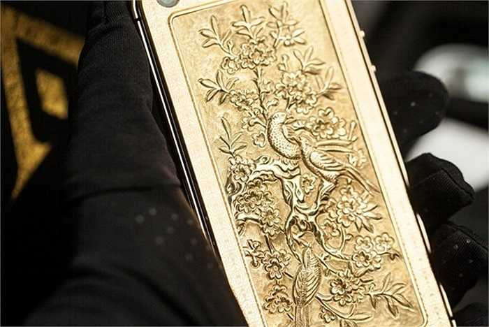 Chi tiết bức tranh được chạm khắc với những đường nét rất tinh xảo và kỳ công ở mặt sau iPhone.