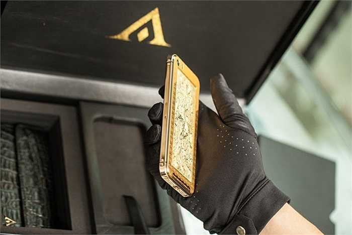 Có thể nói bức tranh chạm chính là 'linh hồn' của bộ sản phẩm này. 