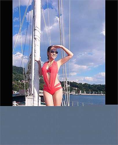 Thu Minh gợi cảm trên du thuyền. Nữ ca sỹ đang có cuộc sống viên mãn bên người chồng ngoại quốc. 