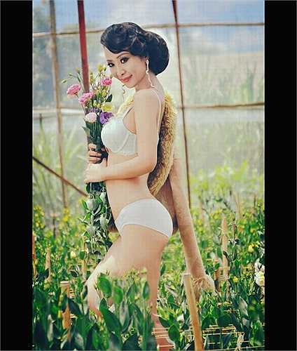 Lê Kiều Như diện nội y chơi hoa. Đây là bộ ảnh được nữ diễn viên này mới chụp nhân một ngày quay phim. 