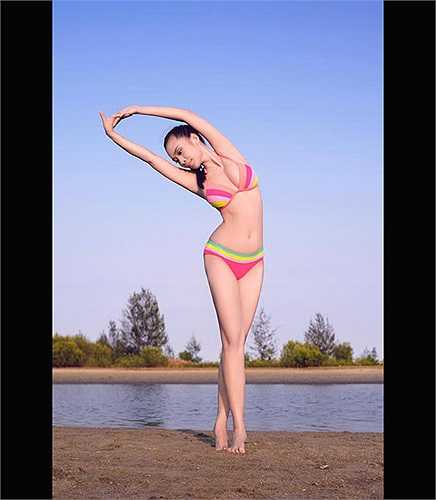 Trên bãi biển, Lê Kiều Như tập yoga, khoe dáng hình đồng hồ cát. 