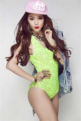 Nữ diễn viên Ngôi nhà hạnh phúc phô trương vẻ đẹp hình thể hoàn hảo. 