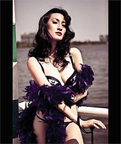 Kathy Uyên hóa quý cô sang trọng và quyến rũ trong bộ bikini sexy. 