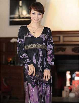 Nhưng dường như bỏ ngoài tai những lời khen chê, Mai Thu Huyền vẫn trung thành với gu thời trang này của mình.