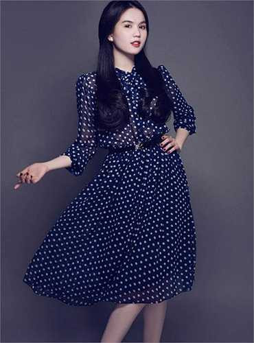 Mặc dù không đạt chiều cao của người mẫu, nhưng Ngọc Trinh vẫn đàng hoàng xuất hiện trên sàn catwalk.