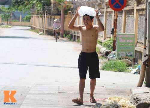 Nắng nóng, người dân phải đi mua đá về nhà giải nhiệt cho cả gia đình