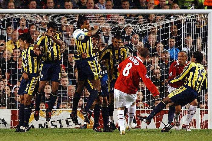 Ngay trong trận đấu ra mắt Man Utd gặp Fenerbahce tại Champions League ngày 28/9/2004, Wayne Rooney đã lập hat-trick