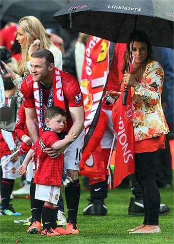 Mùa hè 2013, tưởng như Rooney sẽ phải rời Old Trafford sau khi ăn mừng chức vô địch cuối cùng trên sân nhà