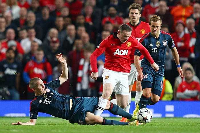 Kỷ niệm đáng nhớ cuối mùa giải của Rooney là 'tài ăn vạ' khéo léo khiến Schweinsteiger bị đuổi ở tứ kết Champions League