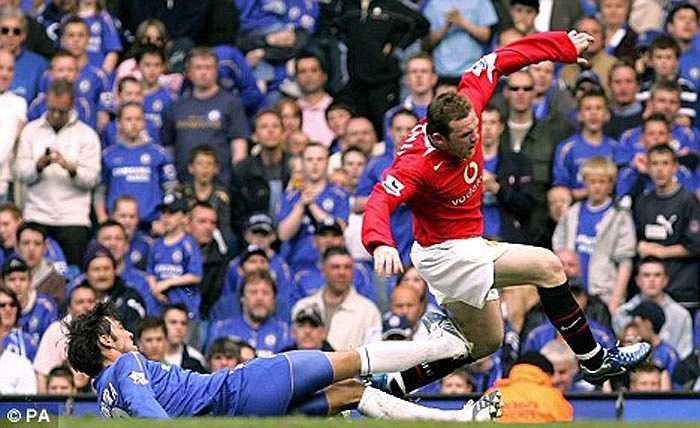 Cuối tháng 4/2006, Rooney dính chấn thương khủng khiếp. Anh bị gãy xương bàn chân sau pha vào bóng thô bạo của Paulo Ferreira