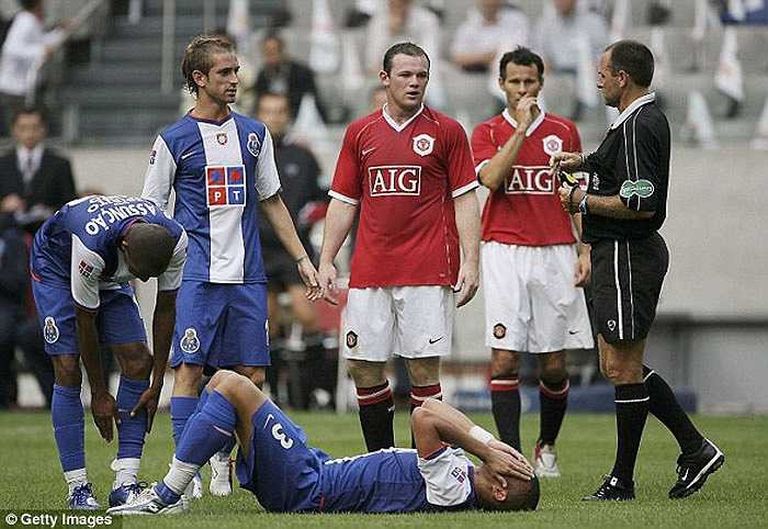 Chuyến du đấu đầu mùa giải 2006-2007 là kỷ niệm buồn với Rooney khi anh dính thẻ đỏ vì lỗi đánh nguội với Pepe, khi ấy còn chơi cho Porto
