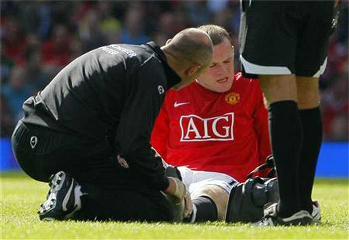 Mùa giải 2007-2008 bắt đầu không như ý với gã Shrek. Anh bị chấn thương ngay trong trận mở màn với Reading ngày 12/8, và phải nghỉ thi đấu 6 tuần