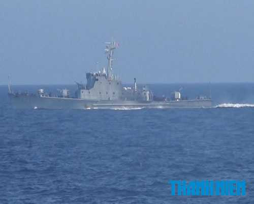 àu chiến của Trung Quốc bạo ngược tiến vào đội hình tàu CSB Việt Nam để đe dọa.