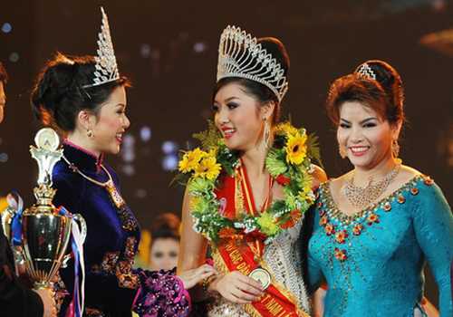 Triệu Thị Hà trả vương miện vì mê muội yêu đương?