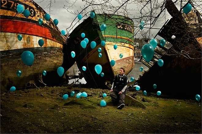 Nhiếp ảnh gia người Pháp chia sẻ: Tôi muốn trực tiếp minh họa một bức tranh toàn cảnh, đa dạng của ảo giác hàng ngày. Những khoảnh khắc như giấc mơ, chiến thắng hay suy nghĩ... của chúng ta vì thế đều được tái hiện sống động trong bộ ảnh