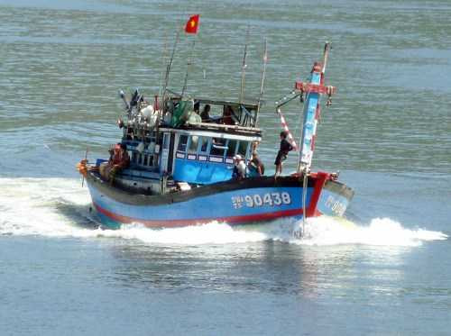  Bất chấp lệnh cấm phi lý của Trung Quốc, tàu cá của ngư dân Đà Nẵng vẫn rẽ sóng ra khơi (Ảnh: HC)