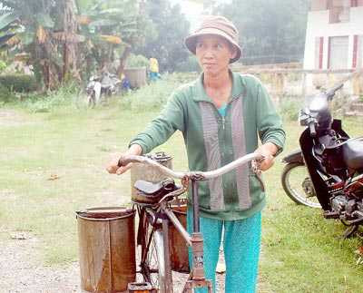 Người dân xã Đại Nghĩa (Đại Lộc) hàng ngày phải đi 4 - 5km để xin nước sinh hoạt.