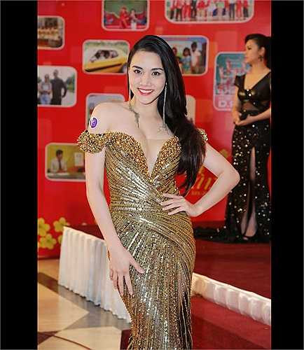 Trang Nhung với chiếc váy ánh kim táo bạo thu hút mọi ánh mắt.