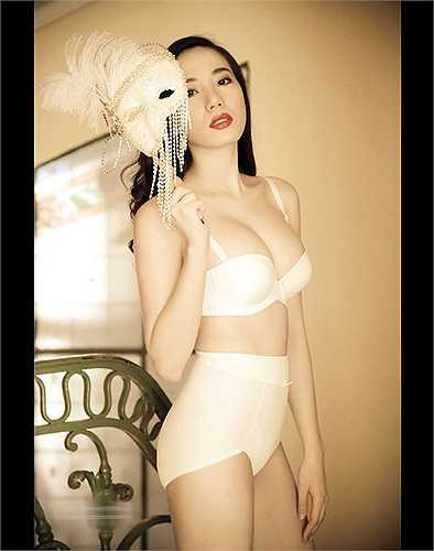 Hình ảnh mặc nội y khoe ngực đầy của Chung Thục Quyên gây chú ý ngay khi xuất hiện.