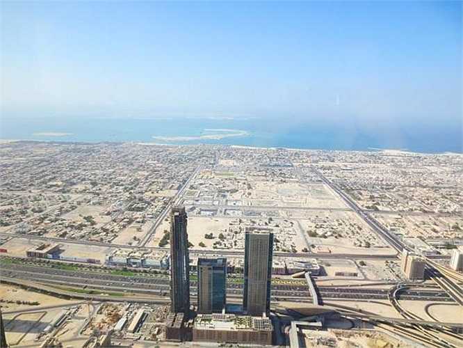 Còn nhìn từ điểm này, chỉ lác đác vài tòa nhà cao tầng, còn lại là không gian bát ngát, trải dài như vô tận.