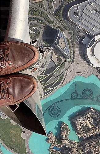 Hình ảnh thú vị do nhiếp ảnh gia nổi tiếng của National Geographic, Joe McNally chụp từ đỉnh tòa tháp cao nhất hành tinh do con người xây dựng. 