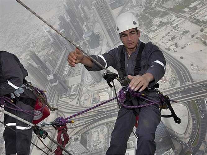 Những nhân viên lau chùi cửa kính cho Burj Khalifa hẳn đang làm một trong những công việc nguy hiểm nhất thế giới. 