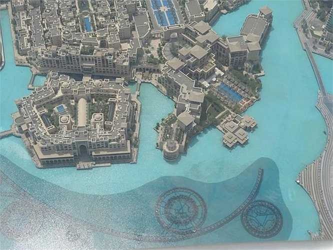 Đứng từ đỉnh tháp, nhìn xuống dưới, bạn sẽ thấy khung cảnh như trên một bản vẽ thu nhỏ của công trình. 