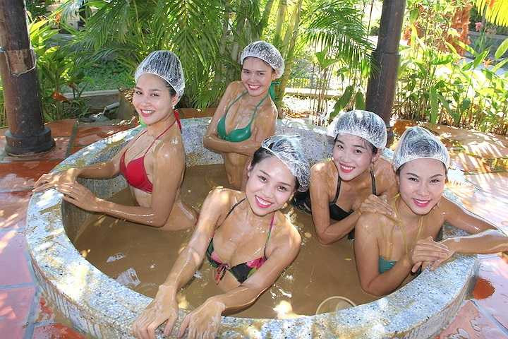 Các thí sinh cùng nhau thư giãn nhưng cũng không quên lưu lại những bức hình đẹp.