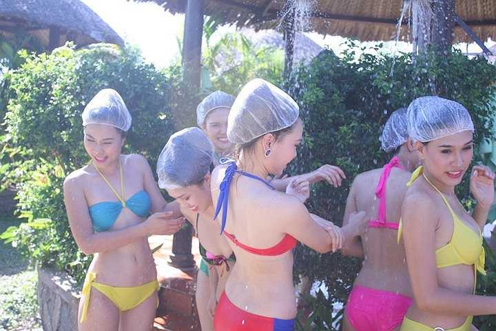 Giây phút hồn nhiên nô đùa của các người đẹp.