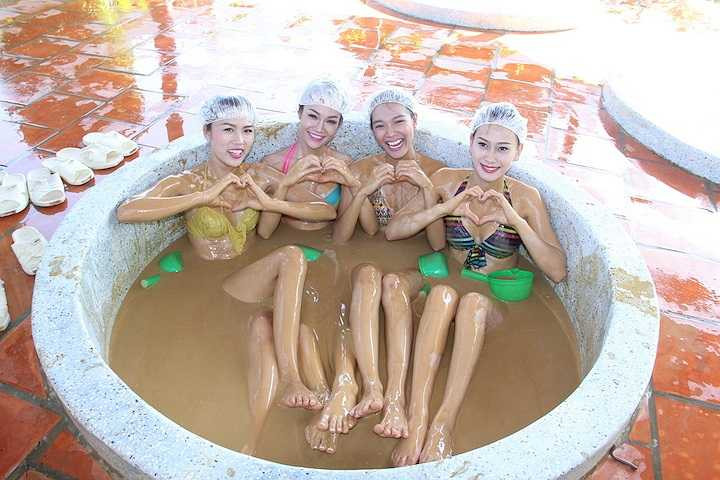 Đây là một hoạt động ngoài lề cuộc thi nên các thí sinh không phải đeo bảng tên để có được tinh thần thoải mái nhất.