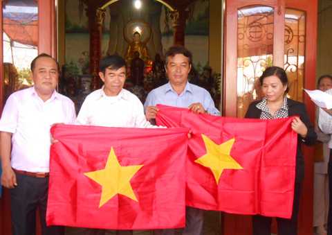 ngư dân, trao tặng, Lý Sơn, bám biển, cờ tổ quốc, Trung Quốc