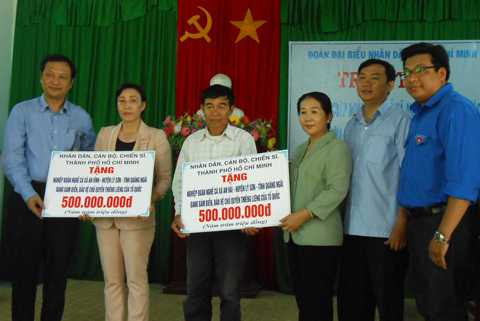 ngư dân, trao tặng, Lý Sơn, bám biển, cờ tổ quốc, Trung Quốc