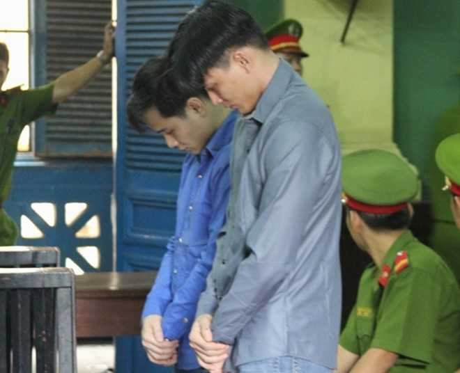 Đạt (áo xám) và Bảo trước vành móng ngựa.