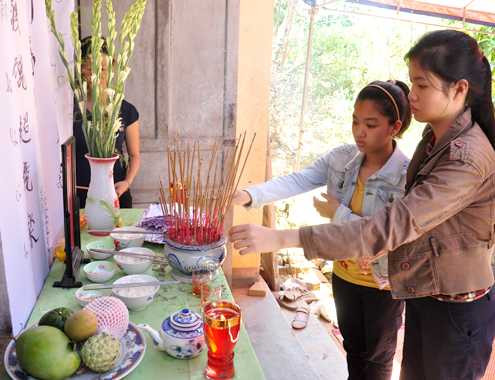  Hai nữ sinh sống sót trong buổi chiều định mệnh 22/5 thắp hương trước linh cữu bạn thân. Ảnh:Trí Tín.