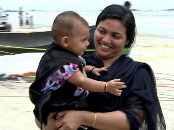 Một đoạn video ghi lại cảnh cậu bé khóc thét khi bị bố mẹ ép nhảy dù một mình lên độ cao 50 mét đã khiến nhiều người phẫn nộ. 